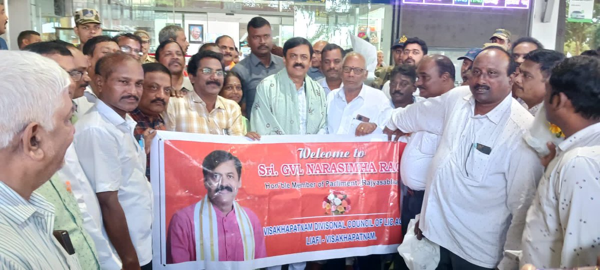GVLNRAO's tweet photo. ఈరోజు విశాఖపట్నం విమానాశ్రయంలో సాధరంగా ఆహ్వానం పలికిన పార్టీ నాయకులు, విశాఖ డివిజనల్ ఎల్ఐసి ఏజెంట్లు సంక్షేమ సంఘం లియాఫీ ప్రతినిధులు మరియు ఉద్యోగులకు నా హృదయ పూర్వక ధన్యవాదాలు.
#LIC #LICAgents #vizag #visakhapatnam #AndhraPradesh @blsanthosh https://t.co/k8XSs8AbMi