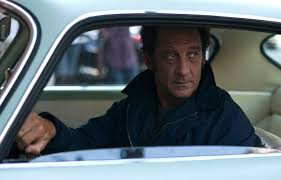 merlinpapin3's tweet photo. .@FredOL69007 .@tbarnaud #WatchingClassicsChallenge2023 Septembre (Agnès Godard ) Avec le film (découverte) vu sur MyCanal, #LesSalauds de Claire Denis (2013) avec Vincent Lindon Chiara Mastroianni Michel Subor Lola Creton Julie Bataille Alex Descas Jeanne Disson Grégoire Colin Florence Loiret Hélène Fillières Moissec Laurent Grevil Eric Dupont-Moretti
Marco Silvestri, officier de marine marchande sur un supertanker, revient précipitamment en France lorsque sa sœur Sandra lui apprend le suicide de son mari, Jacques, et le viol de sa nièce, Justine, retrouvée errant nue dans les rues de Paris. Fomentant une vengeance envers les « salauds » qui ont poussé son beau-frère à se tuer, il décide un mois plus tard d'emménager dans l'immeuble d'Édouard Laporte, un associé en affaires de ce dernier. Il fait la rencontre de Raphaëlle, la jeune compagne de Laporte. Il décide et réussit à la séduire afin d'approcher le couple sans toutefois bien définir la forme définitive que prendra son action, bien que son esprit se laisse aller à des actions violentes. Petit à petit, une réalité des plus noires est révélée aux yeux de Marco Silvestri : sa nièce participe volontairement à des soirées sexuelles en banlieue organisées par un trouble couple, Xavier et Élysée. Il finit par découvrir — à la suite du visionnage de vidéos et de photos fournies par Xavier — que Laporte, mais aussi Jacques, sont présents et participent activement et en toute liberté à ces réunions.
Je ne suis pas un grand fan du jeu de Vincent Lindon et ce n’est pas avec ce film que cela changera , pour ce drame psychologique matinée d’une vengeance froide on est dans le brouillard avec peu d’explication a ce que l’on voit ou on essaie de comprendre les liens entre chaque faits
On retrouve tout de fois dans le film deux acteurs de Beau Travail de Claire Denis avec Michel Subor et Grégoire Colin dont les personnages auraient aimé être plus développés
Je me suis ennuyé pendant 100 minutes tout en gardant les yeux ouverts tant soit peut