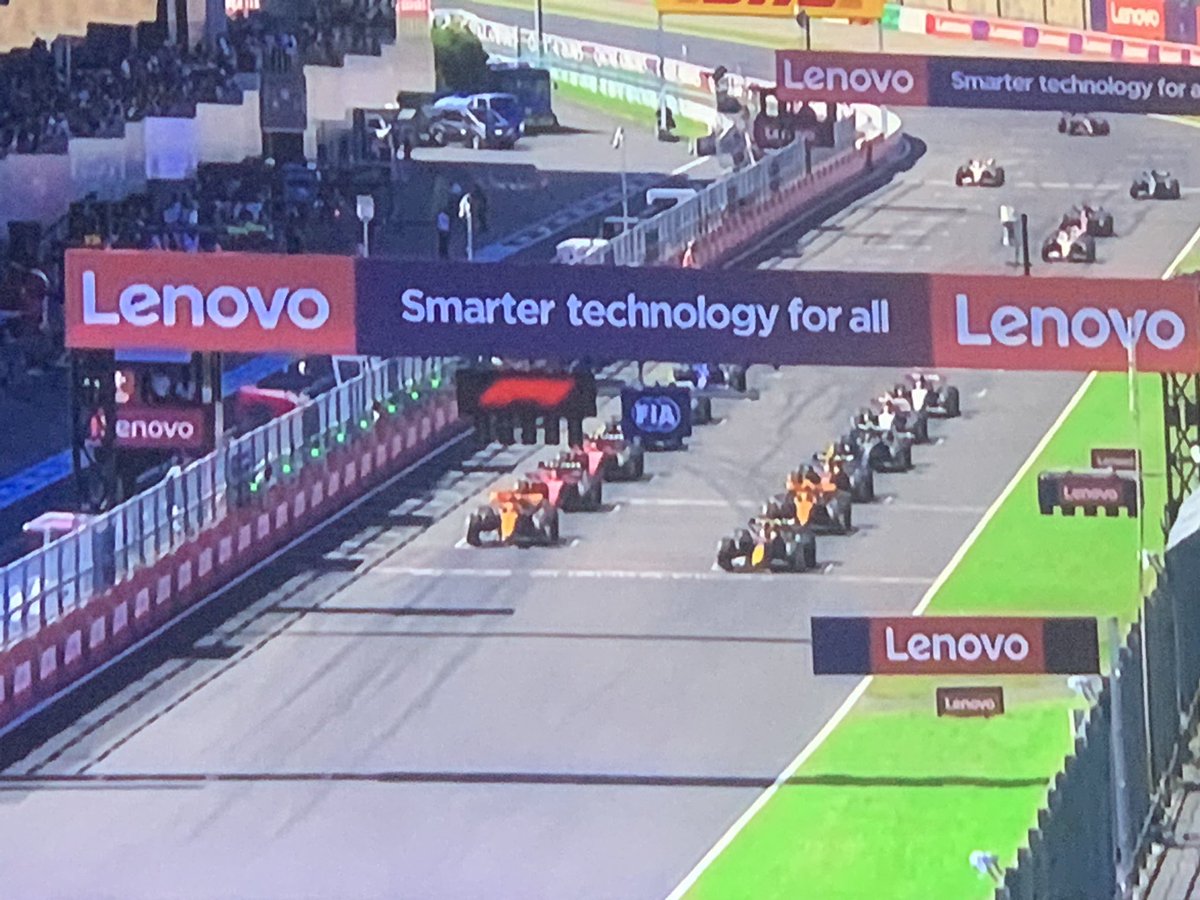 margaretojalvo's tweet photo. #Largaron y toques en varios puntos de carrera #SafetyCar #Alonso subió 4 puestos y #Bottas puncture y a pits #Perez Cambia trompa. Muy movido. @aldiaconmariac @RImpaglione pics #MO @StarPlus @espn https://t.co/skm6RzNFGP