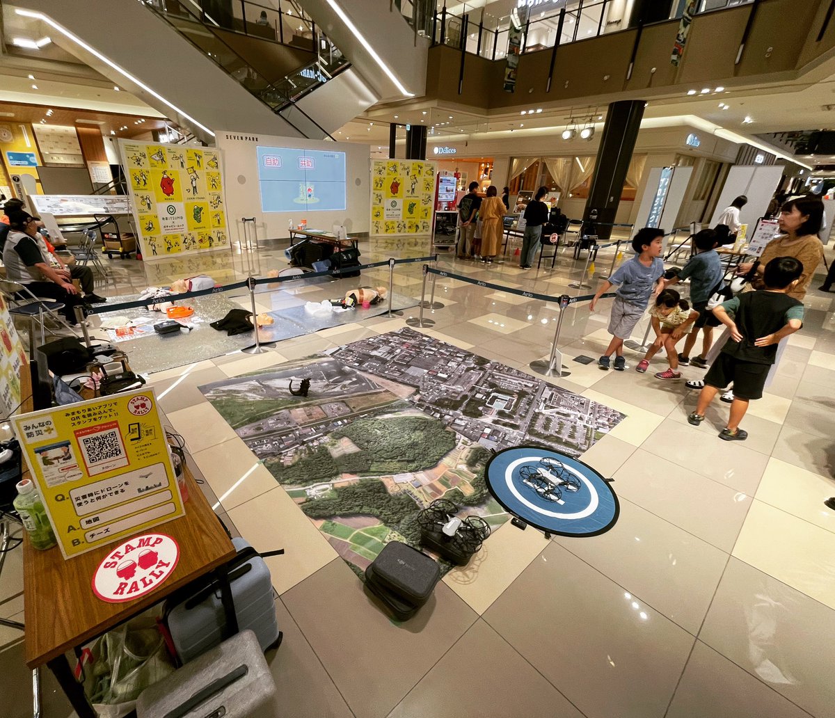 今日(9/24)はアリオ柏のイーストコートにてガチャピン・ムックらと #DRONEBIRD のドローン体験会を開催中。そこそこドローン経験のある子どもが増えてきた感じ。そして、トイドローン持ってる子どもは圧倒的に操縦が上手い。 #アリオ柏 #CrisisMapping #japanflyinglabs #古橋研究室 #みんなの防災