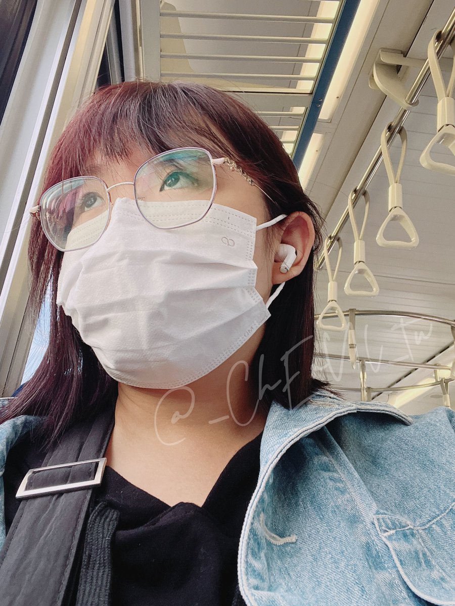 我有個壞習慣
搭大眾運輸（公車、捷運、台鐵高鐵之類）的時候，會戴耳機，放著近期符合我心境的歌，開到最大聲
這樣讓我感覺可以稍稍做到與世隔絕
但也很常坐過站就是了

對了，最近在聽珂拉琪的’ADINGO https://t.co/48Wi3yyFzE