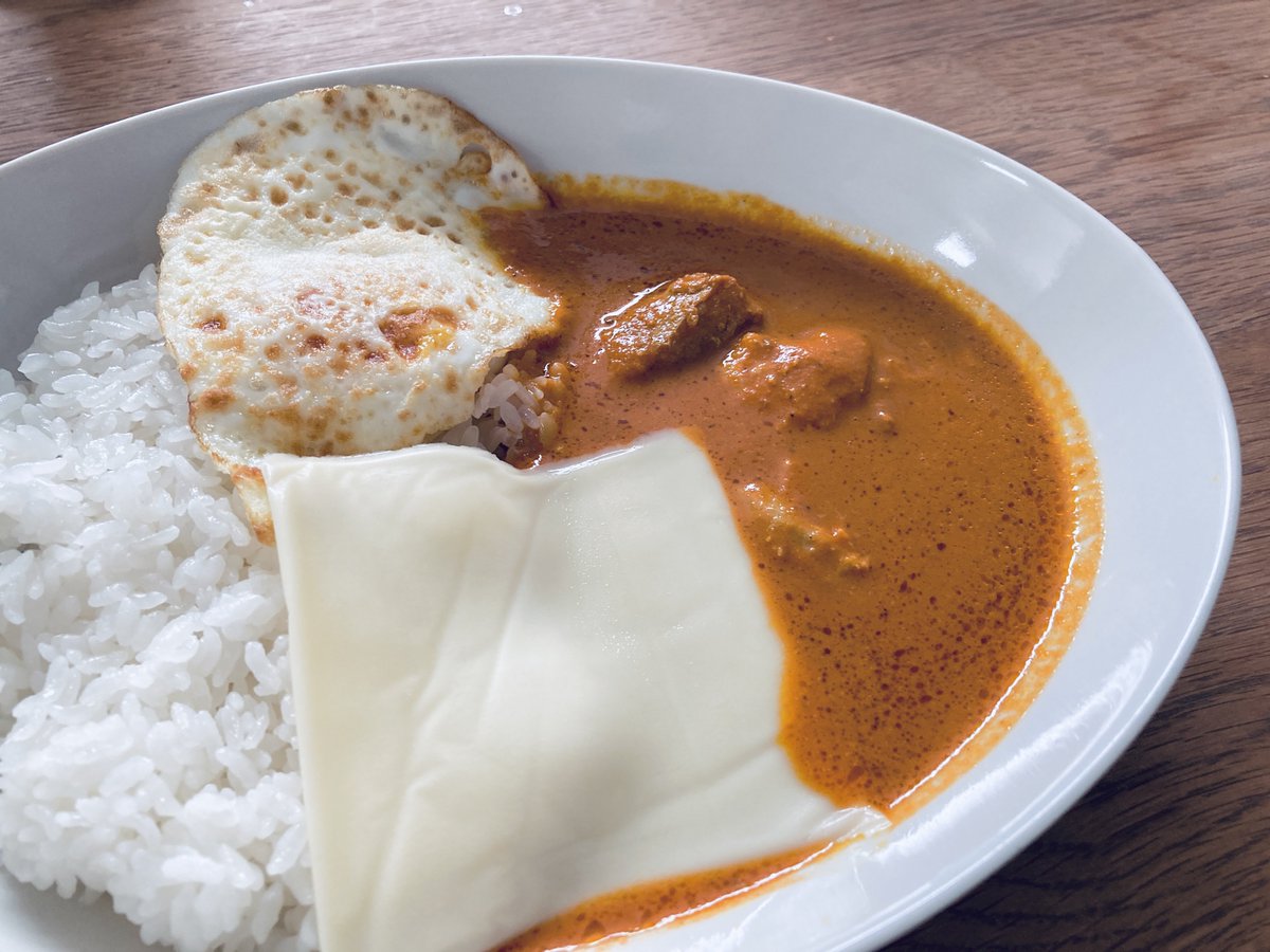 お昼はラオウのチキンカレー。ブラックより辛さも全然マイルドでめちゃくちゃ美味しい。買って一片の悔いなし!!