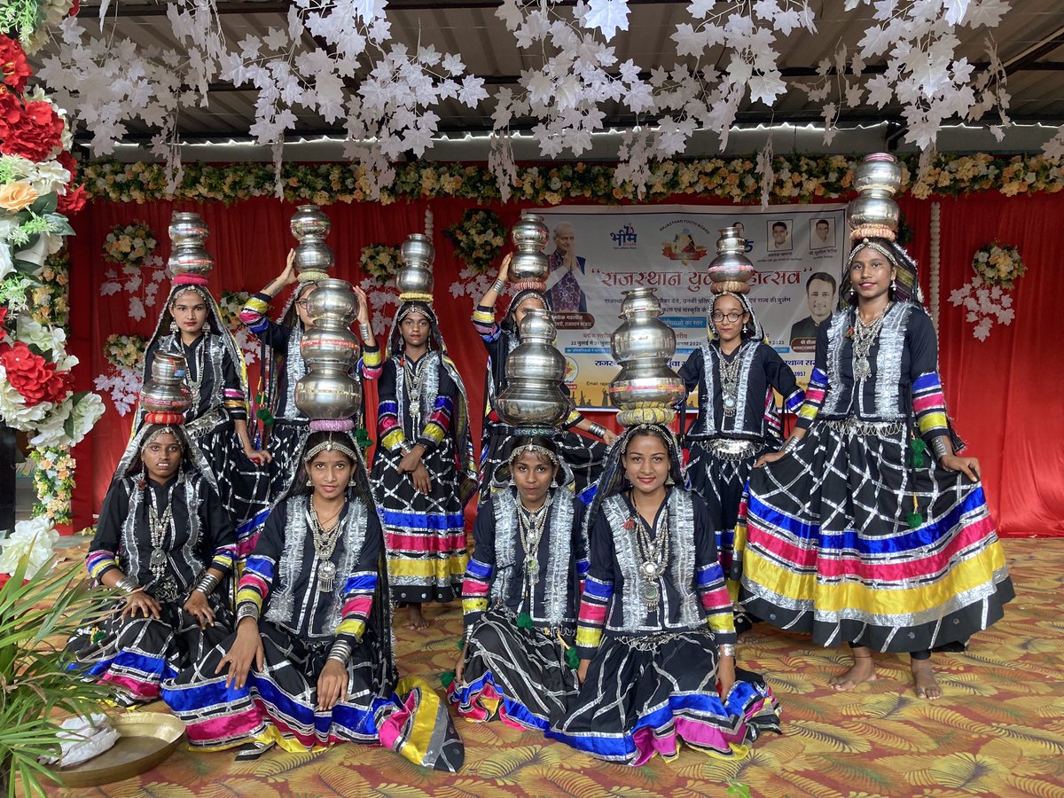 youtu.be/cDHz4wZDYXI
Click on the link.

Excellent dance performance by students of MGGS Bansi, Badisadri. #kalbeliya #dance  #rajsthanidance