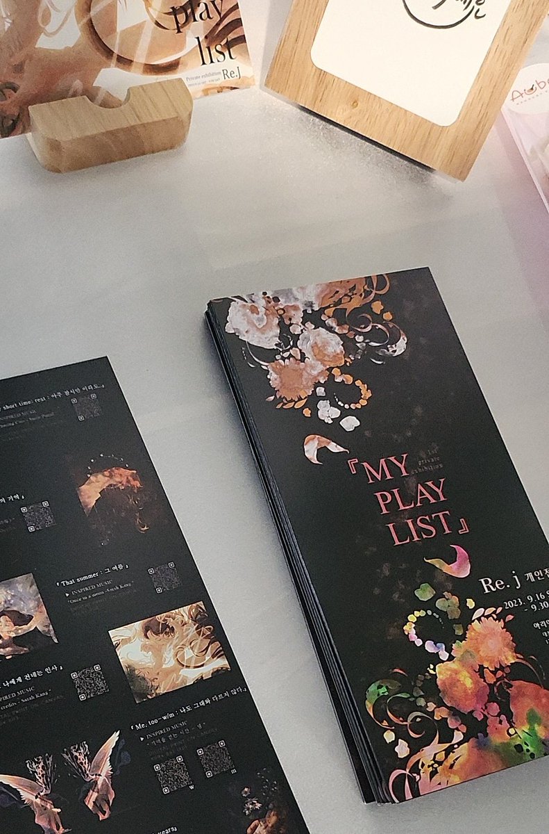 북적북적 전시장❣️
고민이 생겼어요..
200장 맞춘 팜플렛이 
요 만큼밖에 안남았...
곧 동이 날 예정이에요😂
그저 많은 방문에 감사한 마음뿐🥹
(남은 일주일 어떻하지..🙄)

《Re.J 2nd 개인전 -My Playlist 》
🔸️9.16(토)~ 9.30(토)
🔸️대전아리아 갤러리

#대전전시회 #아리아갤러리 #대전여행