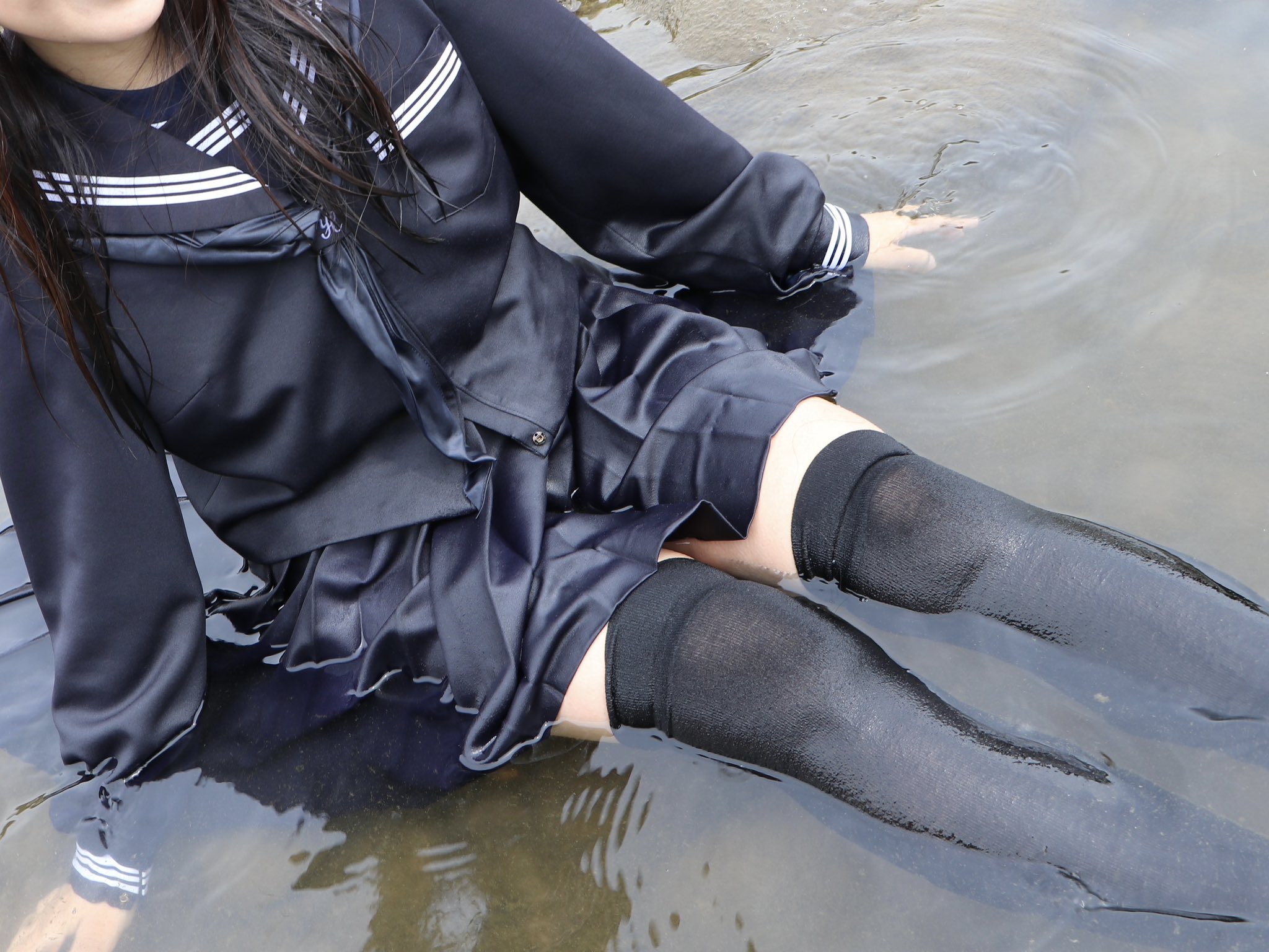 セーラー服ずぶ濡れ 