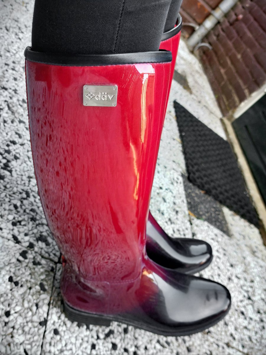 Welliesare4men2's tweet image. An archive picture from May 2022. These are &quot;Däv&quot; brand wellies. Gloss finish, and the colour dissolves to black in the foot section. Very nice boots!

#Däv #Boots #Wellies #Gummistiefel #Bottescaoutchouc #Tall #Rare #Awesome #Stunning #Standout #BeSeen #DareToBeDifferent