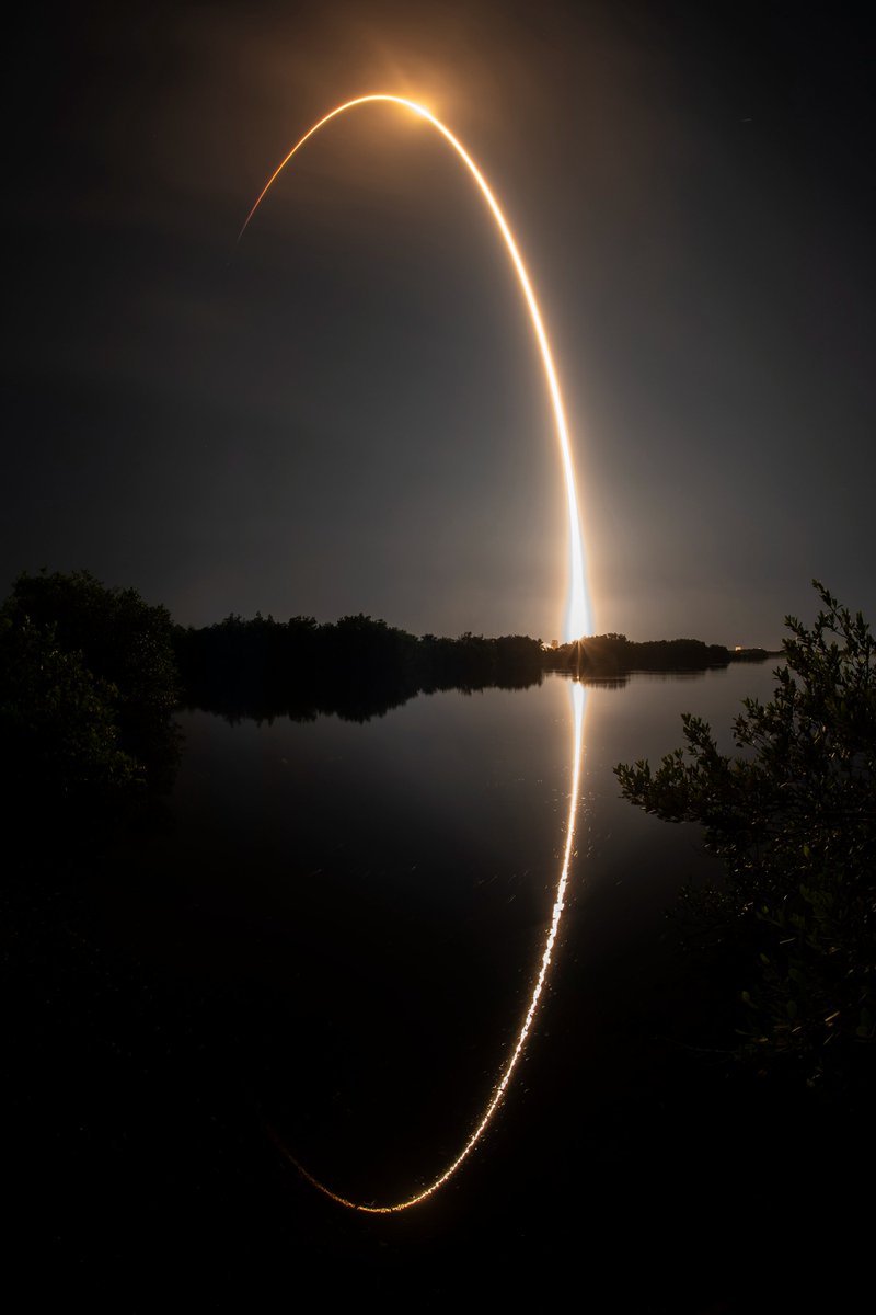 OneilyNews's tweet photo. SpaceX launches 22 Starlink satellites using a Falcon 9 rocket to low-Earth orbit from Cave Canaveral Space Force Station in Florida, USA. https://t.co/r5yOdAYaMY