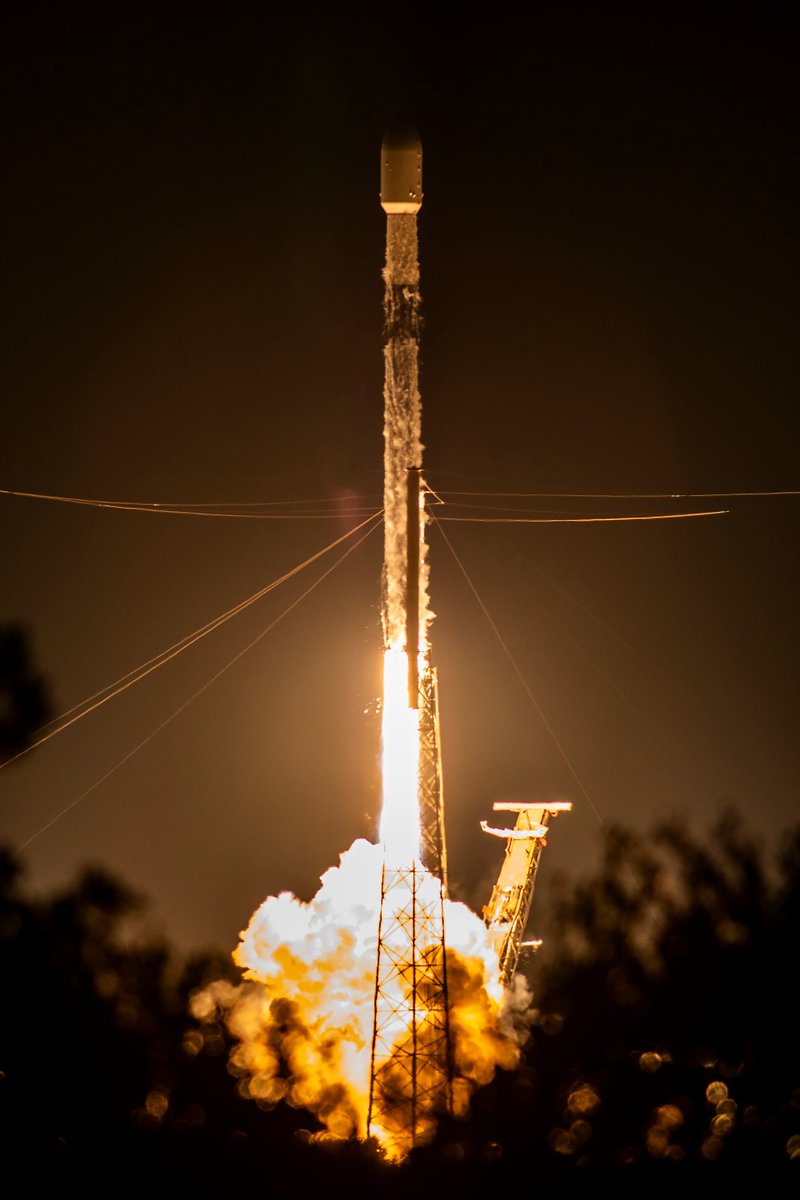 OneilyNews's tweet photo. SpaceX launches 22 Starlink satellites using a Falcon 9 rocket to low-Earth orbit from Cave Canaveral Space Force Station in Florida, USA. https://t.co/r5yOdAYaMY
