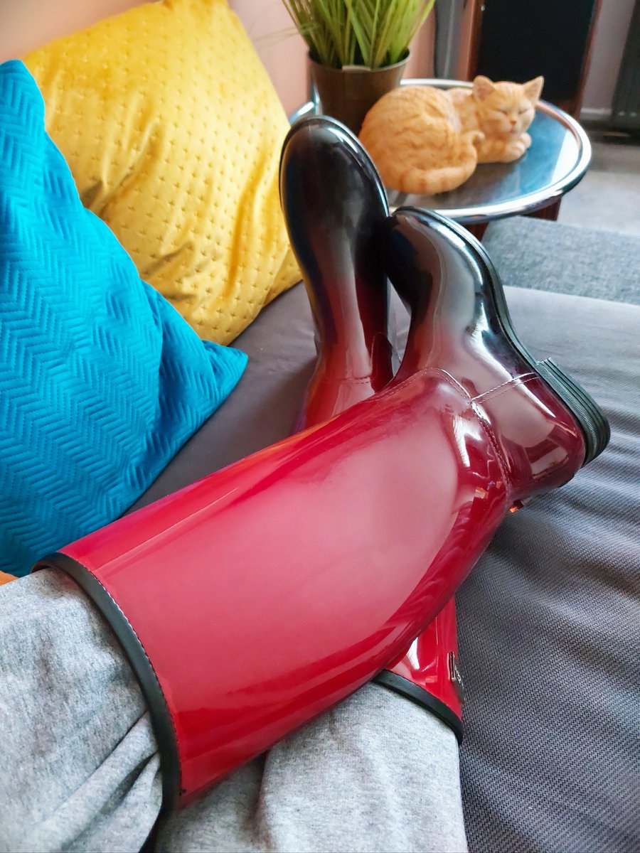 Welliesare4men2's tweet image. An archive picture from May 2022. These are &quot;Däv&quot; brand wellies. Gloss finish, and the colour dissolves to black in the foot section. Very nice boots!

#Däv #Boots #Wellies #Gummistiefel #Bottescaoutchouc #Tall #Rare #Awesome #Stunning #Standout #BeSeen #DareToBeDifferent