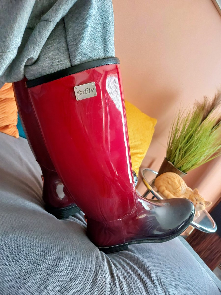 Welliesare4men2's tweet image. An archive picture from May 2022. These are &quot;Däv&quot; brand wellies. Gloss finish, and the colour dissolves to black in the foot section. Very nice boots!

#Däv #Boots #Wellies #Gummistiefel #Bottescaoutchouc #Tall #Rare #Awesome #Stunning #Standout #BeSeen #DareToBeDifferent