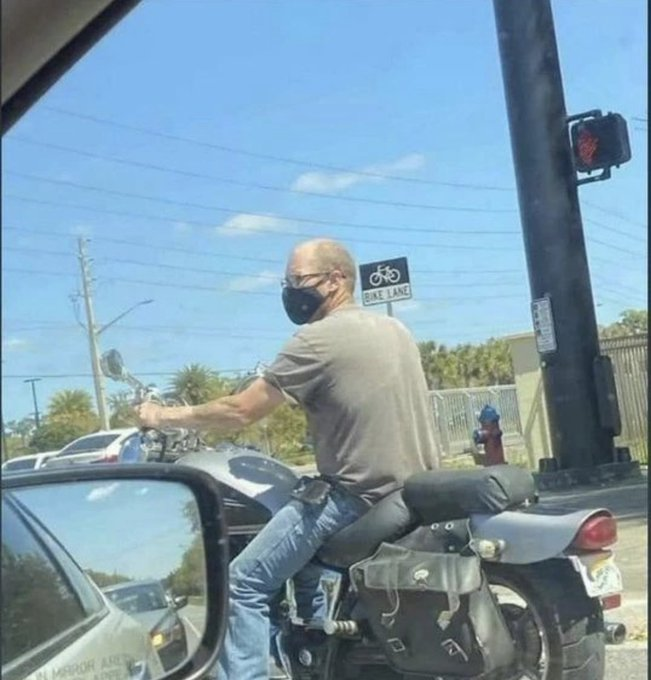WallStreetMav's tweet photo. Imagine being someone who rides a motorcycle with no helmet and wears a mask outside while riding it?🤡🌏 https://t.co/NNJXANiVGu