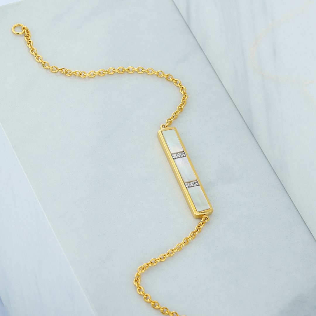 CocreateConnect's tweet image. Minimal with a hint of glamour, this mother-of-pearl bar bracelet is a must-have addition to your jewel collection. The iridescence of the pearl, coupled with the glimmer of zirconia, makes for a very sophisticated design that can be worn from day to night.

#bracelet