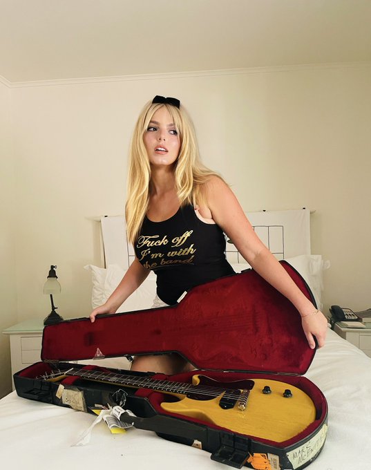 y&rsquo;all i&rsquo;m finally gonna be honest&mdash; i really do be hanging out with old school rockstars at chateau marmont