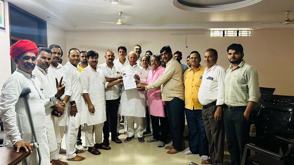 जयपुर सांसद श्री रामचरण बोहरा जी को आज EWS वेलफ़ेयर मंच की तरफ़ से प्रधानमंत्री जी के नाम ज्ञापन दिया, सांसद जी ने बात रखने और शीघ्र ही DOPT मंत्री जितेंद्र सिंह जी से मुलाक़ात का भरोसा दिलाया