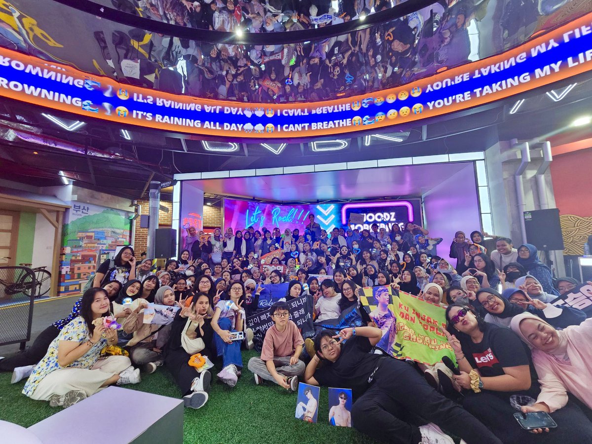 y0unkuza's tweet photo. Thank you for coming to #WOODZNoraebangNight dear INDONESIA MOODZ 🇮🇩🧡💙

Good vibes, unlimited energy, fun, joy of happiness is gathered here!!! 
Stay happy and healthy until we meet again (at WOODZ concert) okay?

Shoutout to amazing team @aiurskiesluv @ririrereh @breathdnwm 🤗 https://t.co/IAbSgpBeUY