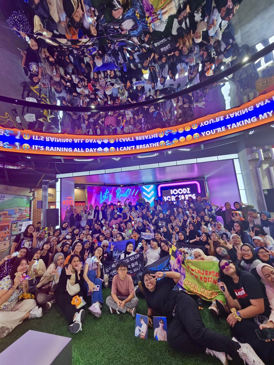 y0unkuza's tweet photo. Thank you for coming to #WOODZNoraebangNight dear INDONESIA MOODZ 🇮🇩🧡💙

Good vibes, unlimited energy, fun, joy of happiness is gathered here!!! 
Stay happy and healthy until we meet again (at WOODZ concert) okay?

Shoutout to amazing team @aiurskiesluv @ririrereh @breathdnwm 🤗 https://t.co/IAbSgpBeUY