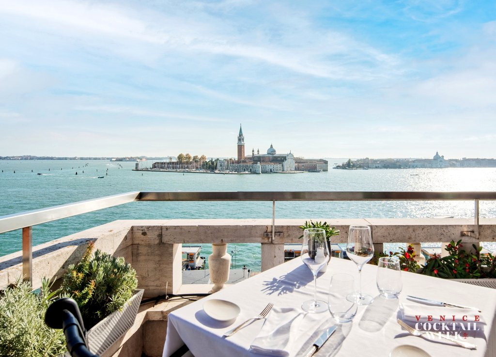 SimonVenturini's tweet photo. Un mese alla terza #VeniceCocktailWeek!

Dal #23ottobre una settimana di incontri ed eventi in location d'eccezione per diffondere la cultura del bere consapevole e di qualità in 31 tra i migliori cocktail bar della città.

Da non perdere! 

#VCW23 #VeniceCocktailWeek23 https://t.co/lEM3fFxsGy