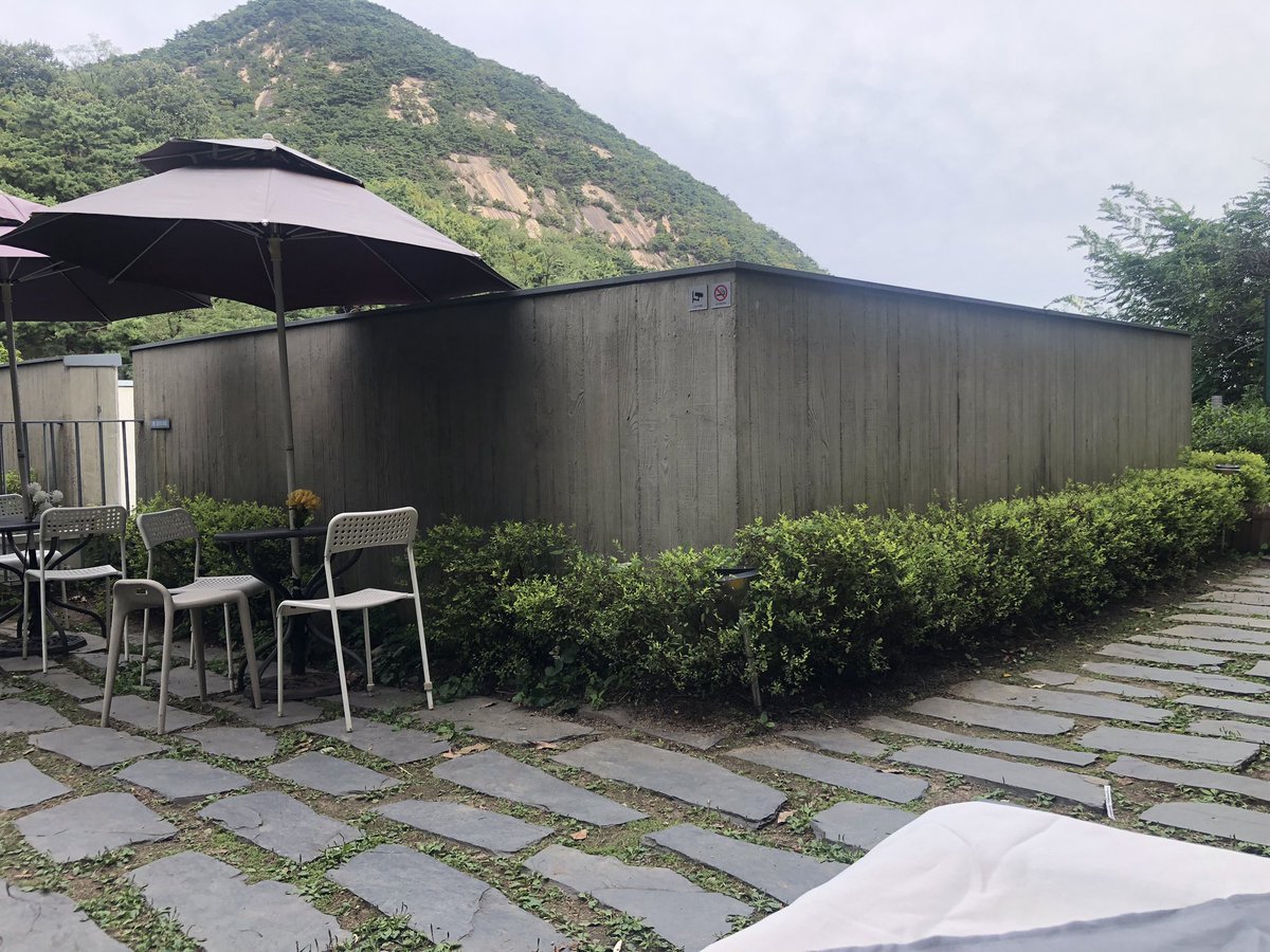 ihavenoid's tweet photo. 아름답고 청명한 가을날 산책. 

오랜만에 찾은 인왕산 자락의 내 벤치, 청운문학도서관 서가와 창 밖 풍경 그리고 윤동주문학관 카페. https://t.co/IvGM5U0TSw