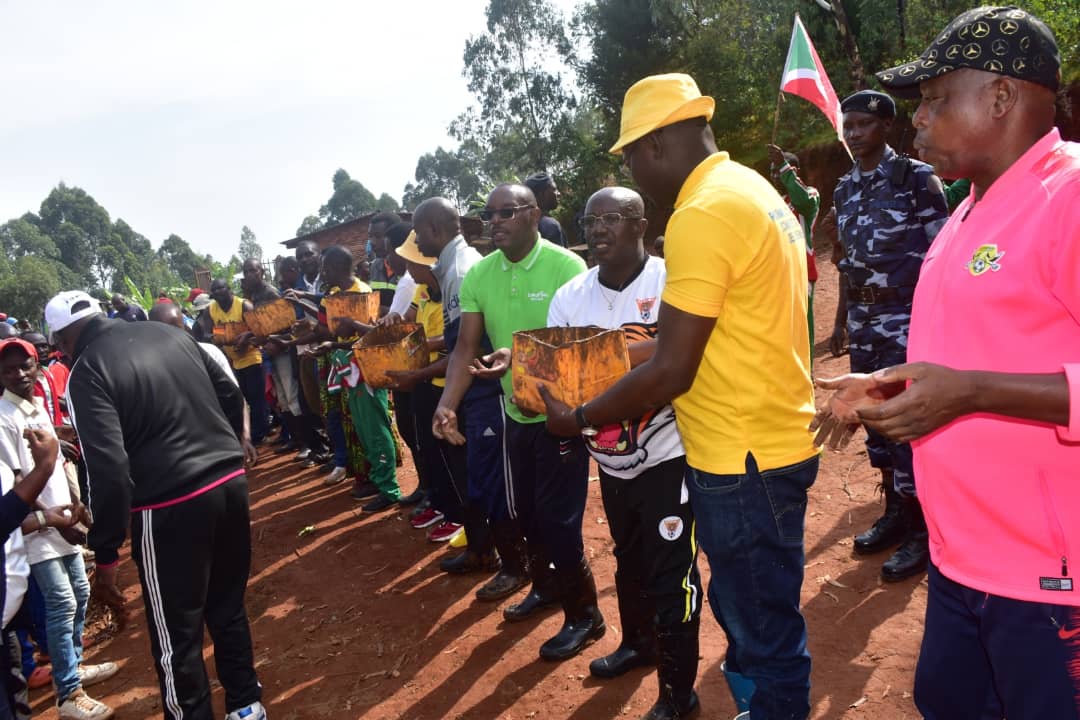 MuramvyaProv's tweet photo. Après les TDC de ce 23/9/2023 sur la Colline #KAYANGE de la Commune Kiganda, @MuramvyaProv, le SGA du Parti @CnddFdd accompagné par le Gouverneur et les Cadres issus de ce Parti a visité 5 pépinières dont 3 aménagées dans cette Commune et 2 autres à #Rutegama.
@MininterInfosBi https://t.co/4v9T1XMwyt