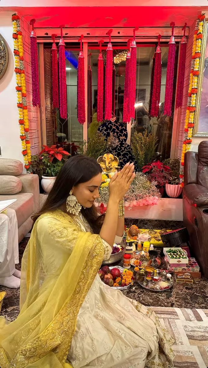 is_surbhi's tweet photo. Ganpati Bappa Morya🙏
 ♤
{🥀@SurbhiJtweets 🥀}
▪︎
▪︎
▪︎
▪︎
tags
¤
#SURBHIJYOTI #SurbhiJyoti #sjians #sjfamily #Quboolhai2 #QuboolHai2Point0 #Naagin3 #naagranibela #Zoyafarooqui  #judaiyaan #vetu https://t.co/XJMmdogD5K