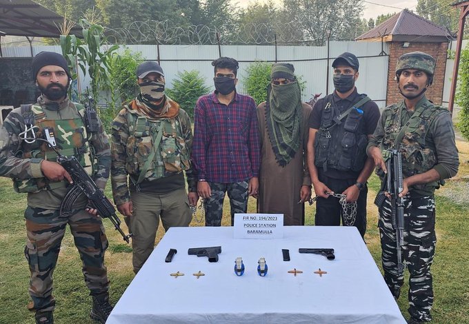 A big achievement for security forces. #CRPF along with J&K Police  arrested 02 terrorists associated with proscribed terror outfit Lashkar-e-Taiba in Baramulla on Saturday.

#JammuAndKashmir #ArrestRameshBidhuri #AskSRK #INDvAUS #रमेश_बिधुडी_जिंदाबाद #കേരളWelcomesLeoROAR