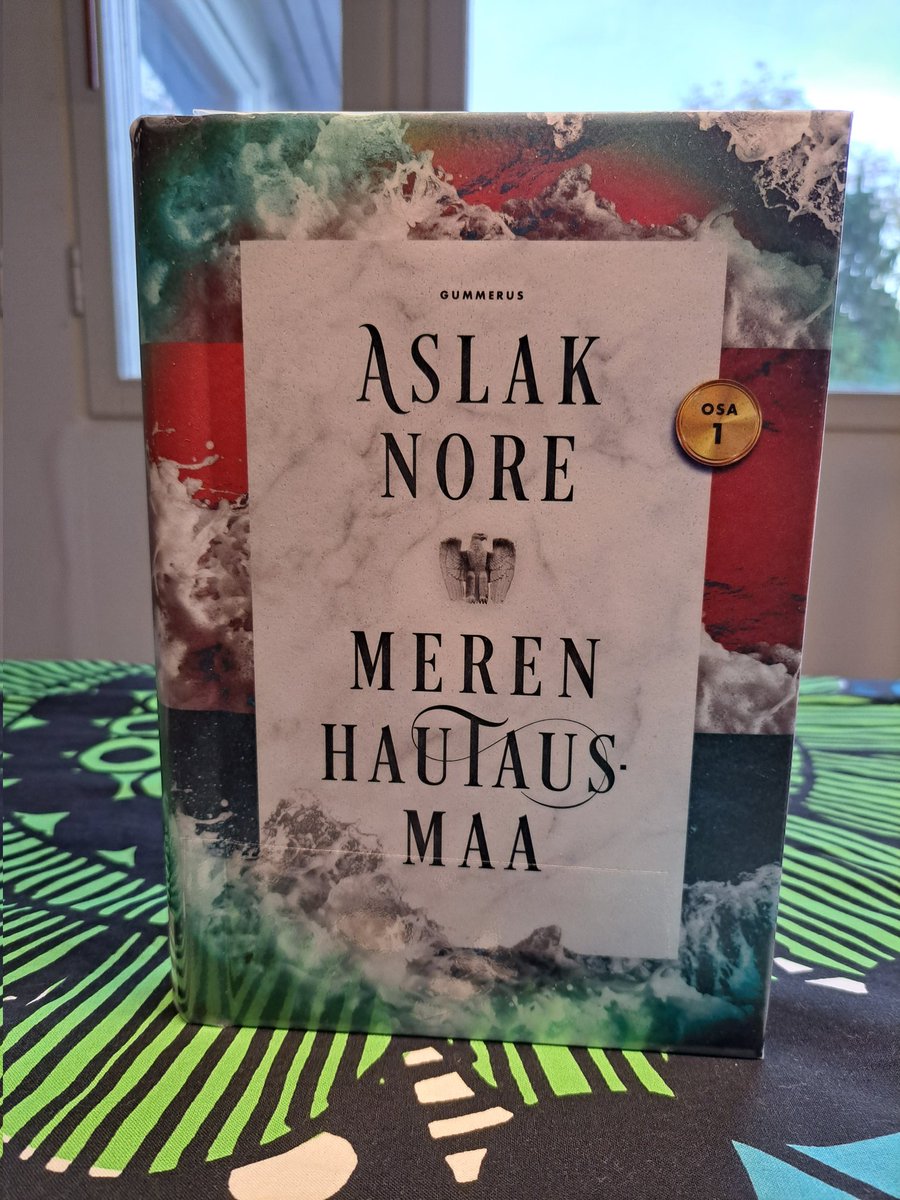 Minnkku's tweet photo. "Hans Falck on pelastanut tuhansia ihmishenkiä. Siksi hän onkin usein unohtanut lastensa syntymäpäivät"
Aslak Nore Meren hautausmaa; suomentanut Aki Räsänen
#kirjanalku #AslakNore #gummerus #kirjatwitter #sukusaaga https://t.co/o1mblEsvSQ