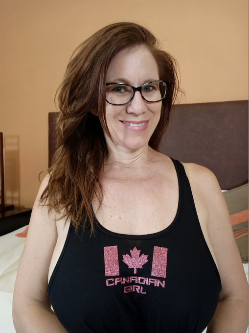 Canadian girl through and through! 🇨🇦 https://t.co/yb08em0VEF