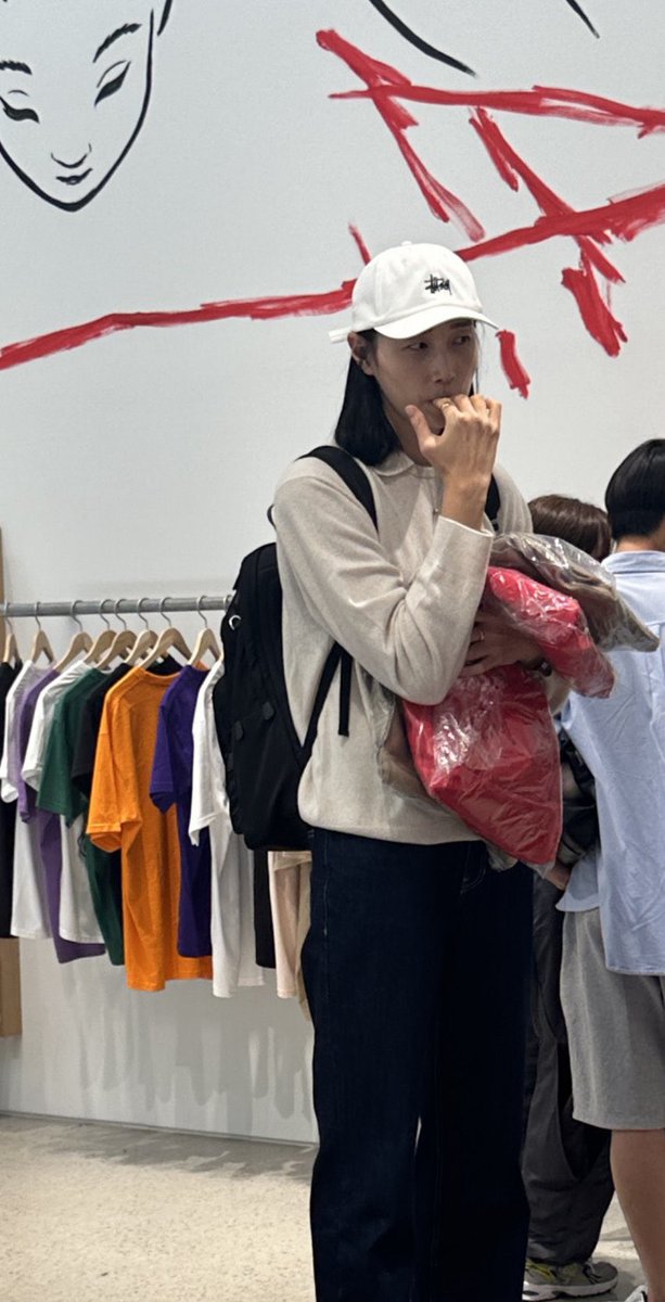 개쩌는 포즈로 줄 서서 기다리다가 
매장 들어가서는 바부잼민이 되는여성 어떤데 …