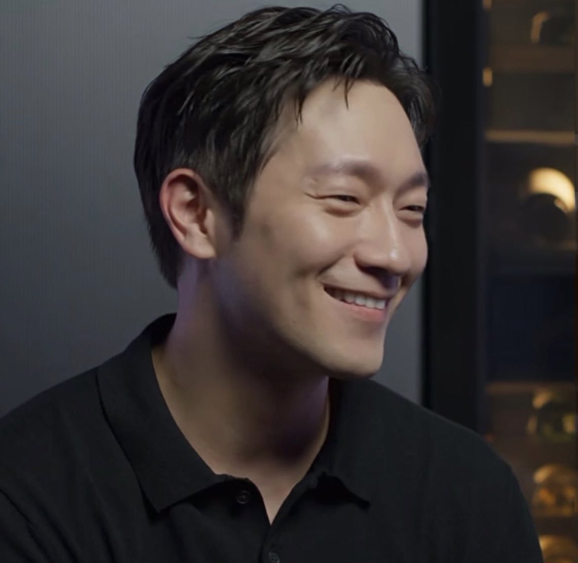 Artitaya_C's tweet image. รอยยิ้มแบบตายิ้มได้ สาดความเขินใส่คนมองได้นี่มีอยู่คนเดียว 😆 ละลายไม่ไหวแล้วววววว 

ช่วงนี้เฮียกูพักเบรค แถมเป็นนักแสดงอิสระหมาดๆเพราะเพิ่งหมดสัญญาไป ถือเป็นช่วงที่ได้พักร่าง ก่อนจะกลับไปถ่ายซีรี่ย์ #NinePuzzle ในเดือนธันวาและยาวเลยทีนี้ คิวเต็มแล้ว

#Sonsukku
#ซนซอกกู 
#손석구