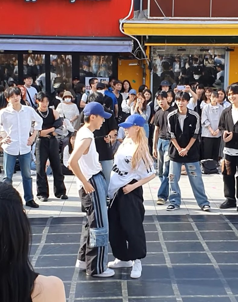 ab_gaeun's tweet photo. Helloo i'm here again HSJSKKSKD look at suhwan's reaction tho 😆🤭 https://t.co/jE1wCJ3koE