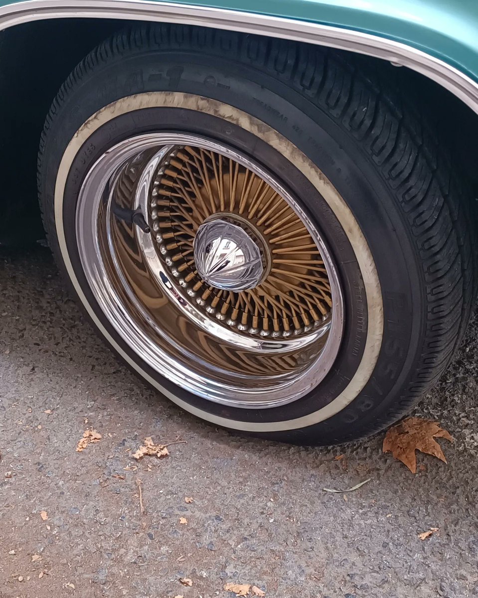 testanddriving's tweet image. Comment ne pas s'arrêter pour immortaliser cette Chevrolet Impala version S/S dans une teinte magnifique. Une version low-rider dont le coffre abrite toute la machinerie et le capot un 283. 😍

@chevrolet #impala #chevroletimpalass #lowrider #amerique #cabriolet