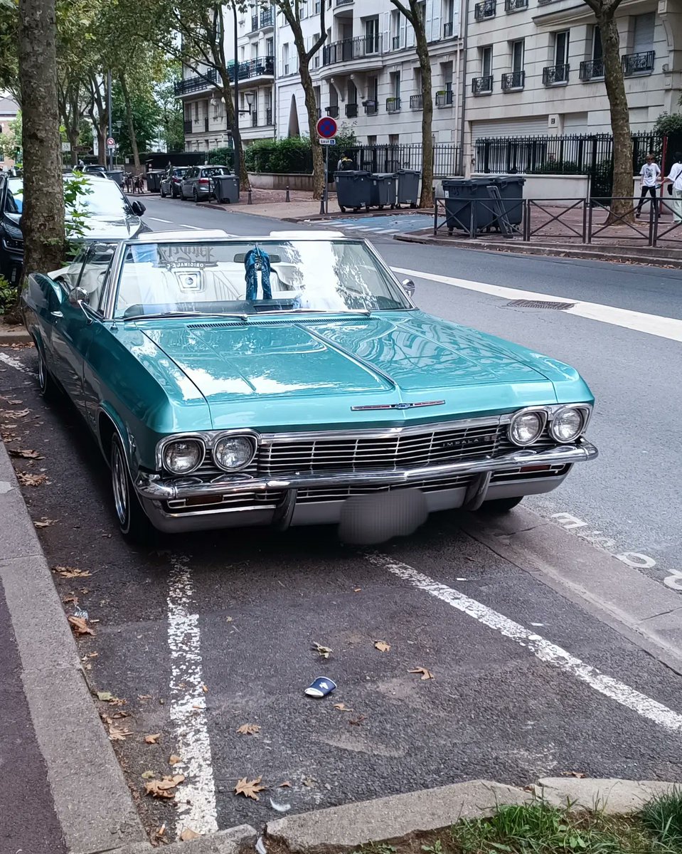 testanddriving's tweet image. Comment ne pas s'arrêter pour immortaliser cette Chevrolet Impala version S/S dans une teinte magnifique. Une version low-rider dont le coffre abrite toute la machinerie et le capot un 283. 😍

@chevrolet #impala #chevroletimpalass #lowrider #amerique #cabriolet