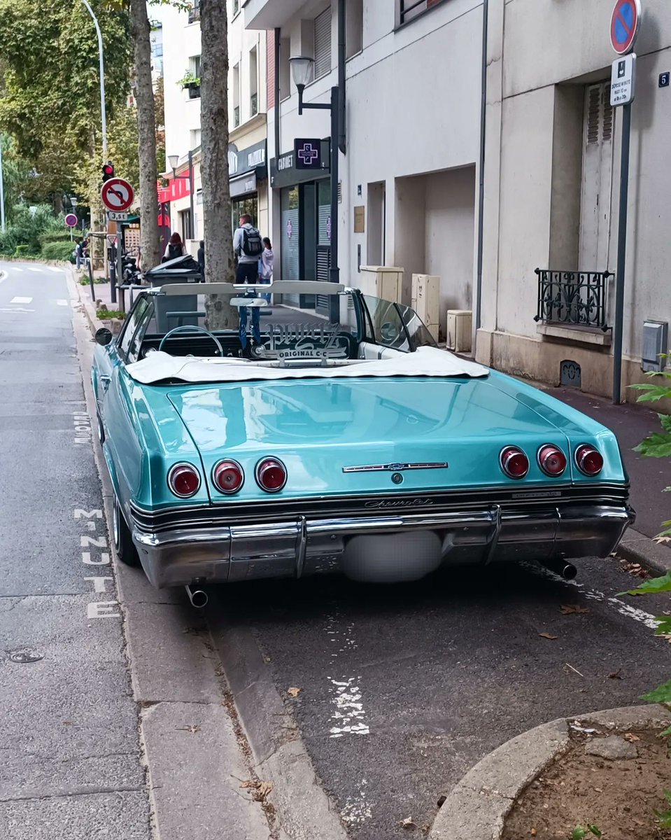 testanddriving's tweet image. Comment ne pas s'arrêter pour immortaliser cette Chevrolet Impala version S/S dans une teinte magnifique. Une version low-rider dont le coffre abrite toute la machinerie et le capot un 283. 😍

@chevrolet #impala #chevroletimpalass #lowrider #amerique #cabriolet