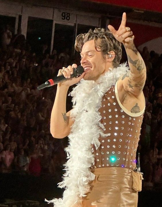 harry on tour (@heslotarchive) on Twitter photo 