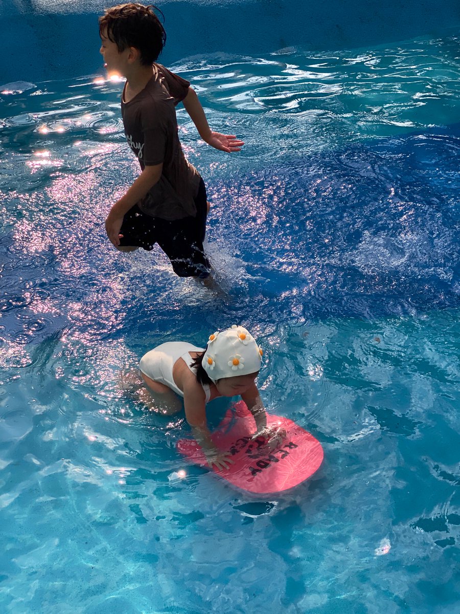 8월 하순, 아내가 코로나에 걸려 집을 떠나 시내의 다른 숙소에서 며칠 격리 중이던 때가 있었다. 체크아웃 전날 밤, 송이를 데리고 마스크 쓴 아내를 잠깐 보러 갔다. 다시 둘만 집으로 돌아와 침대에 누워 나눈 짧은 대화가 떠오른다.

“엄마 보고 싶지 않아?”
“지금도 보고 싶어.”

최근 한 달 동안