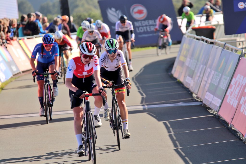 RFECiclismo's tweet photo. #EuroRoad23 | Laia Bosch finaliza en el puesto 51 la prueba en línea junior del Europeo 🇪🇺

➡️ Poco después han finalizado Ayala Serrano, 64ª y Violeta Hernández, 72ª
➡️ Magdalena Deya ha entrado 81ª y Claudia Pérez, 84ª 
🥇 La victoria ha sido para la belga Fleur Moors https://t.co/LVbRwWqBME