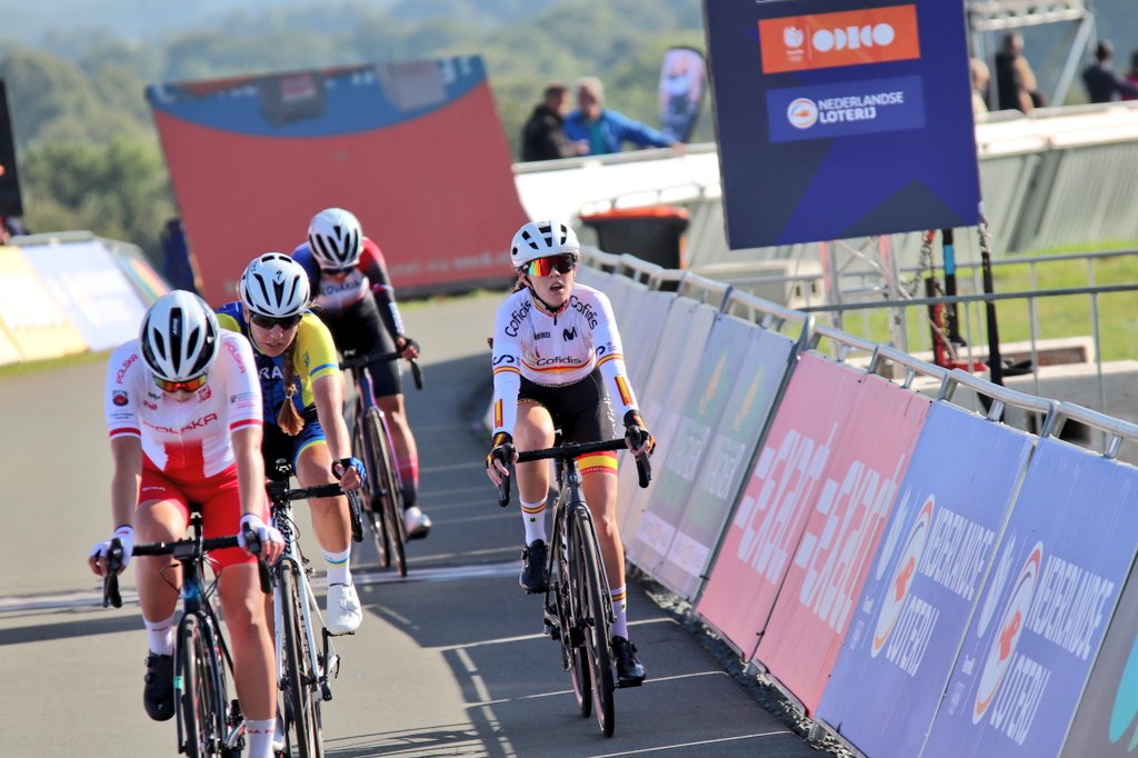 RFECiclismo's tweet photo. #EuroRoad23 | Laia Bosch finaliza en el puesto 51 la prueba en línea junior del Europeo 🇪🇺

➡️ Poco después han finalizado Ayala Serrano, 64ª y Violeta Hernández, 72ª
➡️ Magdalena Deya ha entrado 81ª y Claudia Pérez, 84ª 
🥇 La victoria ha sido para la belga Fleur Moors https://t.co/LVbRwWqBME