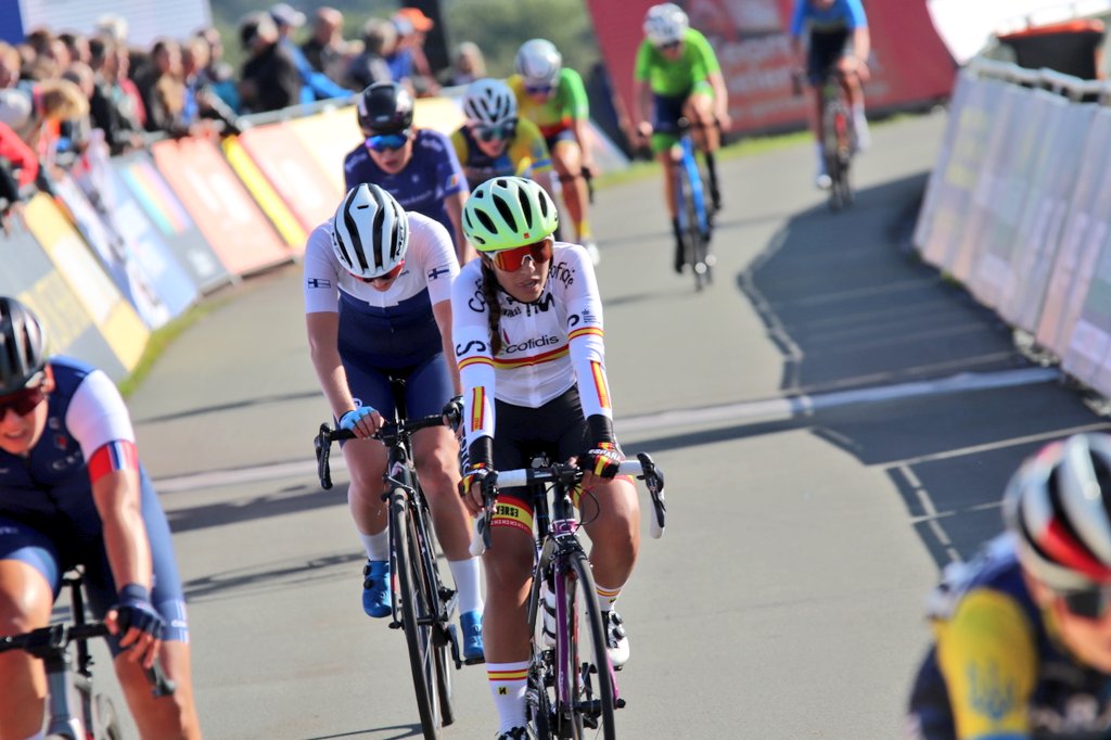 RFECiclismo's tweet photo. #EuroRoad23 | Laia Bosch finaliza en el puesto 51 la prueba en línea junior del Europeo 🇪🇺

➡️ Poco después han finalizado Ayala Serrano, 64ª y Violeta Hernández, 72ª
➡️ Magdalena Deya ha entrado 81ª y Claudia Pérez, 84ª 
🥇 La victoria ha sido para la belga Fleur Moors https://t.co/LVbRwWqBME