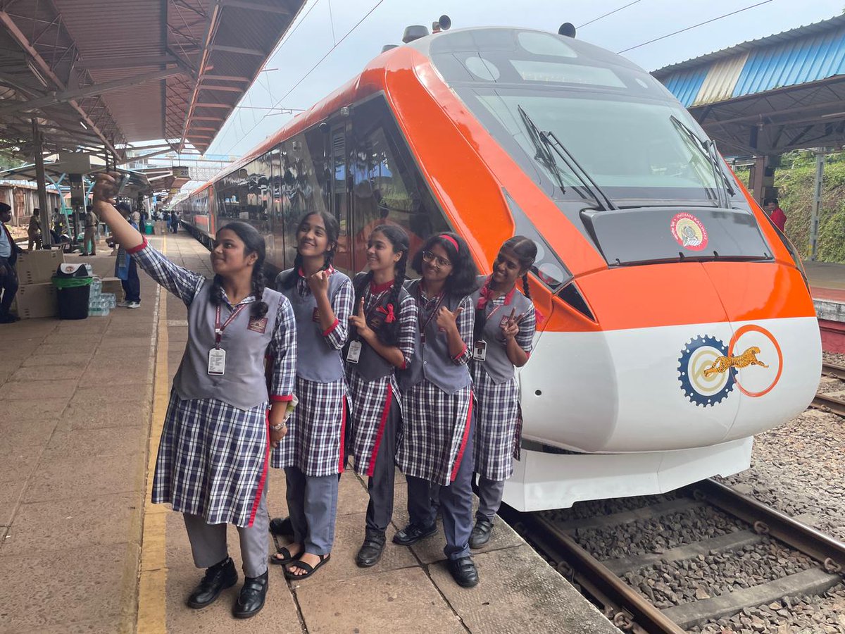 GMSRailway's tweet photo. Students in Kasaragod, Kerala, are nailing a selfie with the striking  #vandebharat in attractive hues

 #VandeBharat #kasaragod https://t.co/36iyWBHNoh