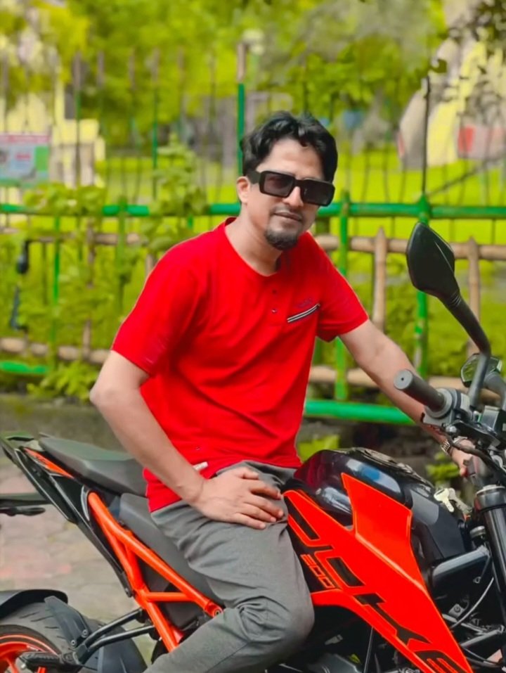 AamaarH's tweet photo. "সফলতার চেয়ে সার্থকতার মূল্য বেশি। সফলতা দেয় গৌরব ! কিন্তু, সার্থকতা দেয় তৃপ্তি আর প্রশান্তি। সফলতা একার যেমন হয়না, তেমনি - সার্থকতার ভাগ অনেকেরই হয়। এটাই আসল সফলতা"।🙏শুভ রবিরার 🙏
#filmmakerslife #directorslife #directorsview https://t.co/LYVjdUg5QJ