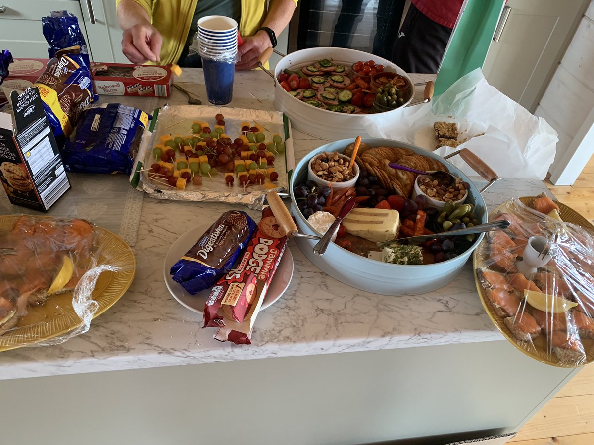 Thank you to all the members who brought along lovely food and snacks yesterday keeping everyone fed and fuelled for all the tennis 🎾🤩