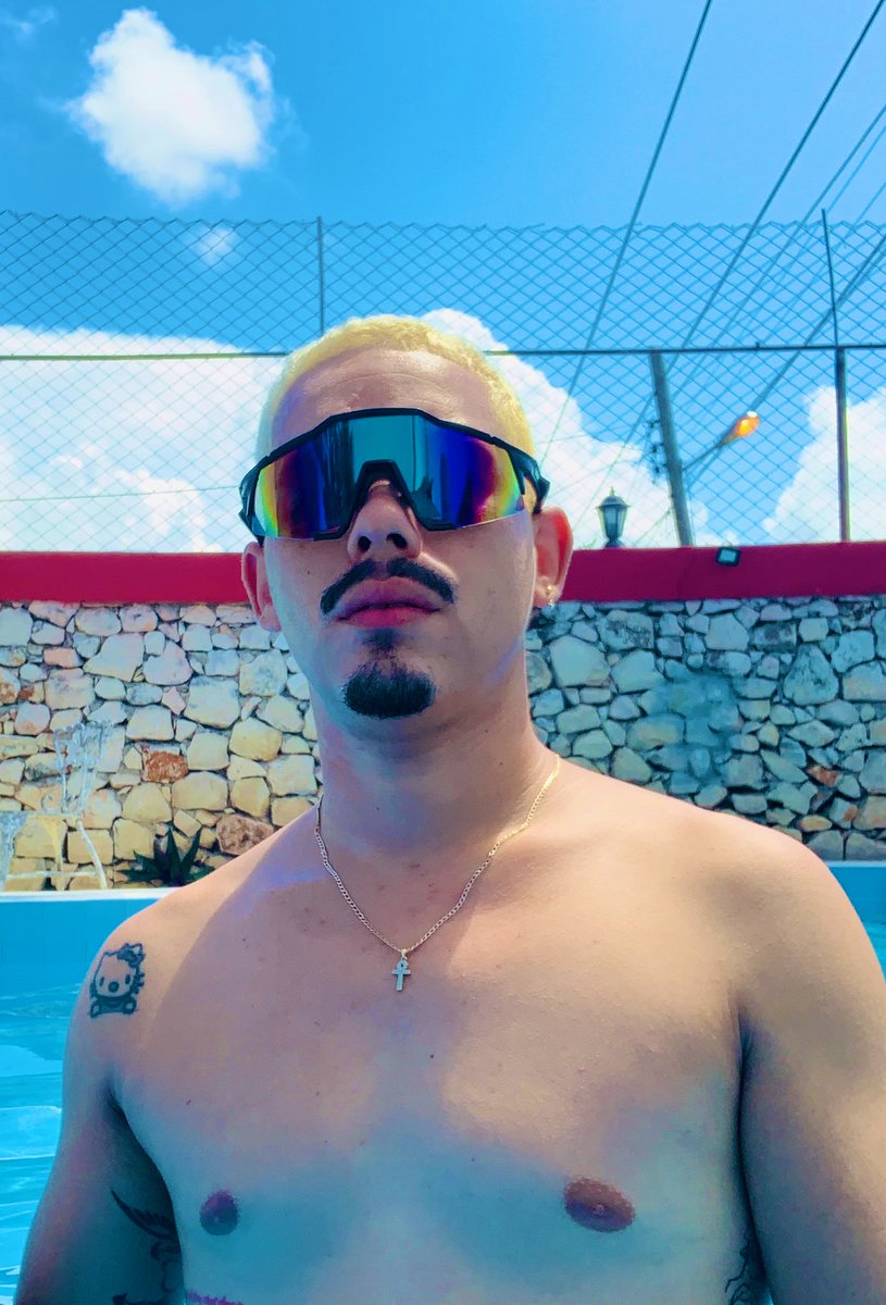 julioca9509's tweet photo. SIN GAFAS  😏   /   CON GAFAS 😎 https://t.co/YPeUBBEZ0U