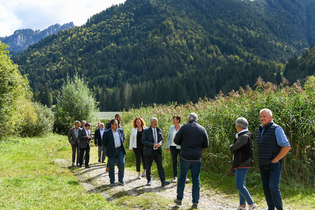 🤝 En 2021, le #Dep_74 a soutenu l’acquisition du lac par la Commune à hauteur de  de 330 000 €.
 
🙌 Ce samedi, Martial Saddier, Président du #CD74, Patricia Mahut et Richard Baud, CD du Canton de Thonon-les-Bains, étaient présents à Bellevaux pour les 80 ans du Lac de Vallon.