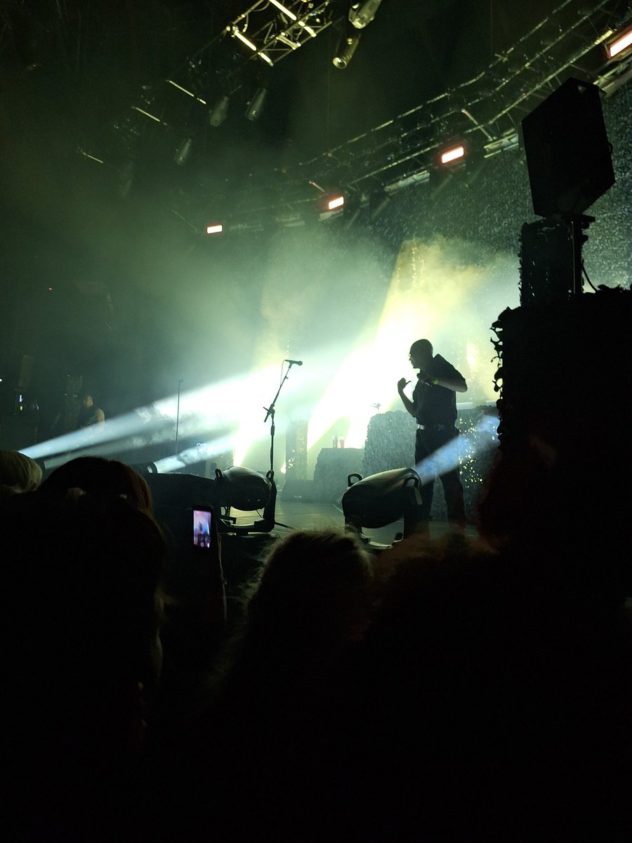 therichastill's tweet image. That was an odd one.
#SistersOfMercy star of the night was the guitarist who carried the show. You could barely hear Eldritch's vocals. As you can see in this clip he was not singing much.