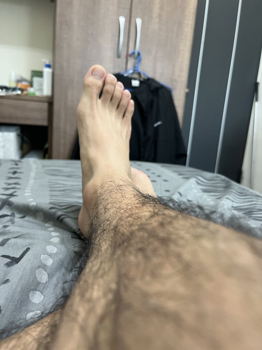 無聊中🫠
大家放假都在幹嘛？
#腳控 #腿控 #原味 #鞋襪