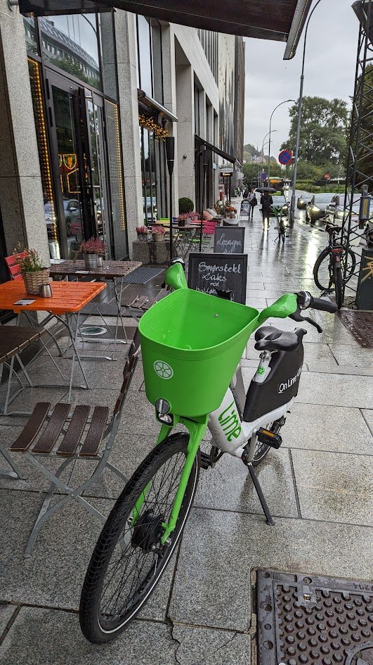 På tide at <a href="/Bymiljoetaten/">Bymiljøetaten</a> begynner skrive ut parkeringsbøter for utleiesykler også? 
Dette var Oslo fredag ettermiddag👇
<a href="/sirinstav/">Sirin Stav</a> 
<a href="/NBFOslo/">Norges Blindeforbund Oslo</a>