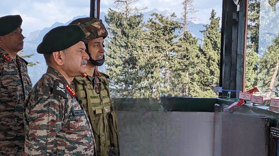 #LtGenUpendraDwivedi, #ArmyCdrNC  visited frontline units along the Line of Control in #Tangdhar and a #RR formation in #Anantnag to review Counter Infiltration Grid and operational preparedness. He was briefed on automation of Intelligence &Engagement Matrix. 
#JammuAndKashmir