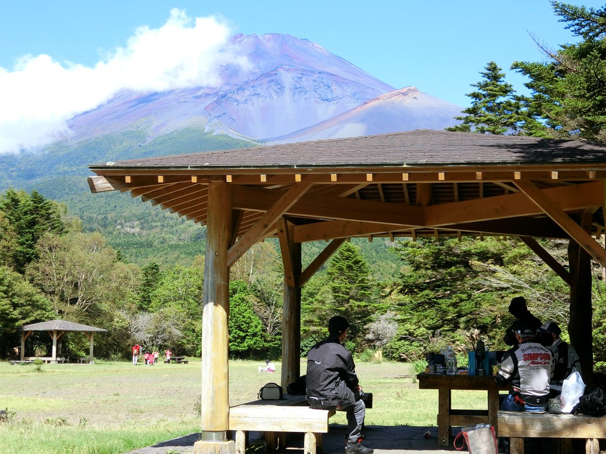 ST250_CafeRacer's tweet photo. 今日は、富士山周辺を周遊しつつ、バイク仲間で持ち寄ったお菓子で、まったりお茶会を楽しみました。 https://t.co/HRCmkYPi9G