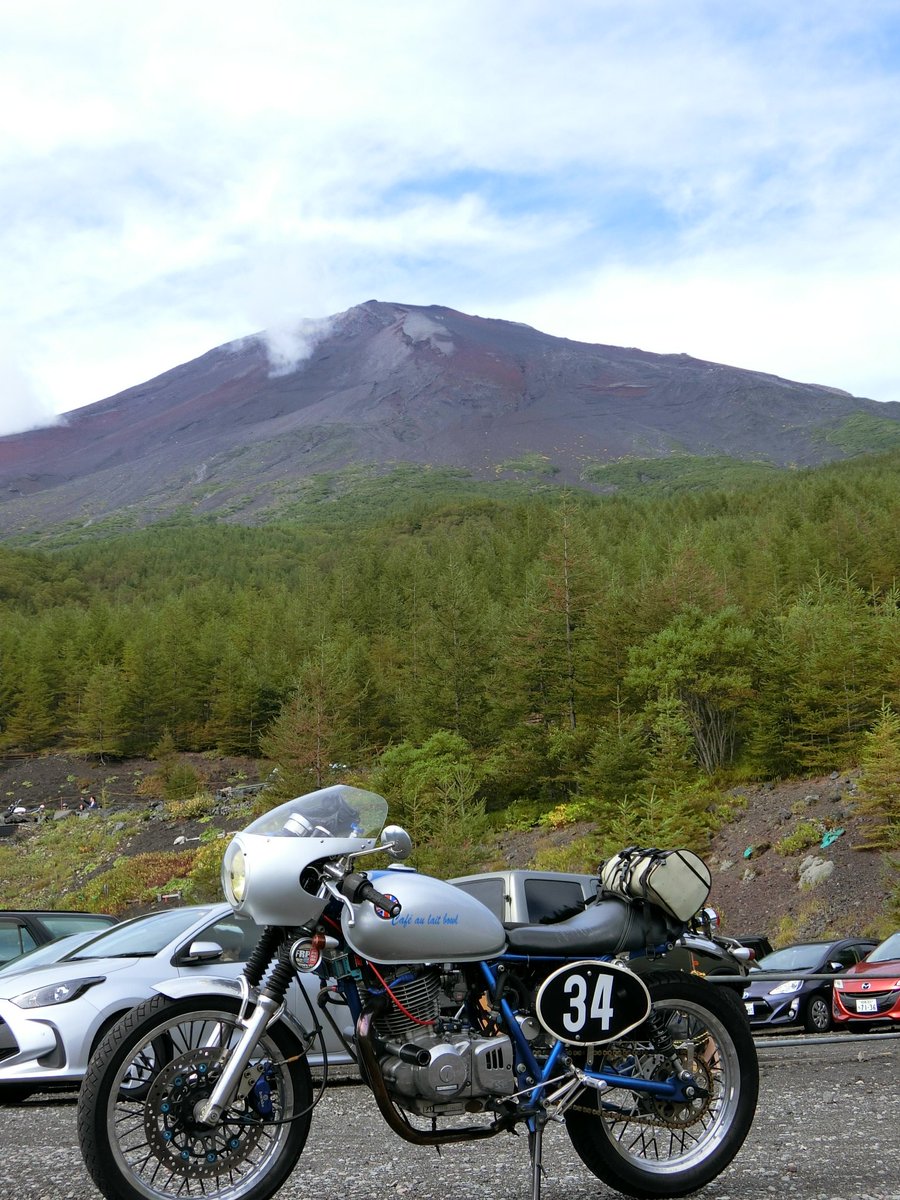 ST250_CafeRacer's tweet photo. 今日は、富士山周辺を周遊しつつ、バイク仲間で持ち寄ったお菓子で、まったりお茶会を楽しみました。 https://t.co/HRCmkYPi9G