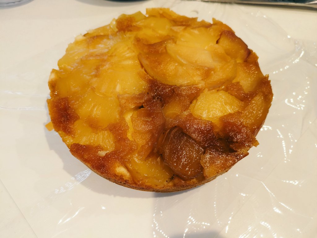 irhrmama's tweet photo. 息子と作ったパイナップルとりんごのアップサイドダウンケーキ🍎写真のセンスの無さ、、、味は美味しかった🤤 https://t.co/qHFZlJ81dU